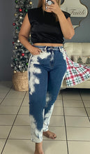 Load image into Gallery viewer, Two Tone High Rise Mom Jean
